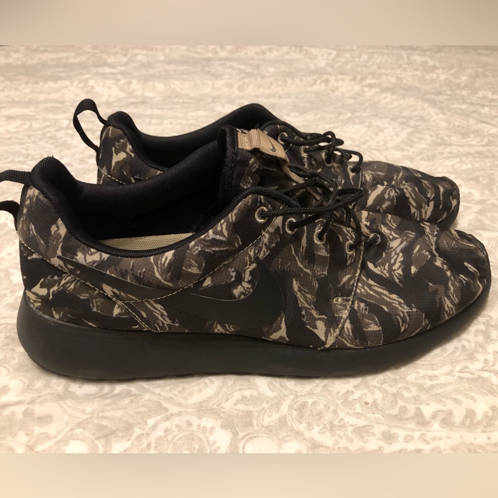 Mens Nike Roshe Run shoes. Size 11.